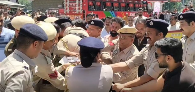Clash Breaks Out in Kullu between police and BJYM workers as Protest Turns Tense at Dhalpur